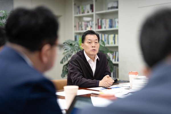 2025 수원 ITS 아태총회가 개최되는 수원컨벤션센터 앞에서 자율주행 차량이 시험 운행을 준비하고 있다.