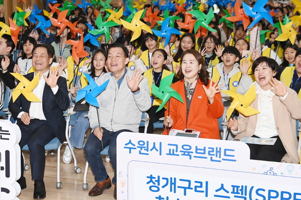 지난 3월 청개구리 스펙 청소년 지원단 위촉식에서 이재준 수원시장과 청소년들이 기념촬영을 하고 있다.