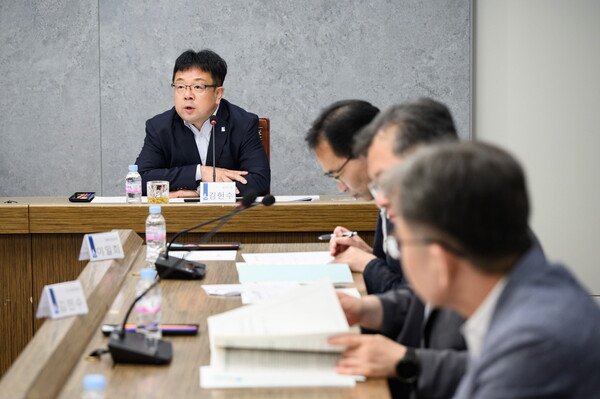 김현수 제1부시장이 회의에서 발언하고 있다.